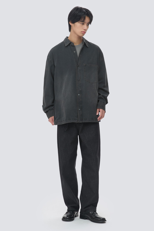 **그레이 워시드 데님 셔츠**는 캐주얼과 미니멀, 클래식 스타일을 아우르는 공용 데님 셔츠입니다. 8oz 데님 원단으로 제작되어 부드러운 촉감을 선사하며, 봄, 가을에 가볍게 걸치기 좋습니다. 오버핏에 칼라 디테일, 긴 소매 기장으로 편안한 착용감을 제공하며, 브라운 스티치 포인트가 돋보입니다. 동네 마실룩에 적합하며, 사이드 포켓과 앞판 포켓으로 실용성을 더했습니다.

