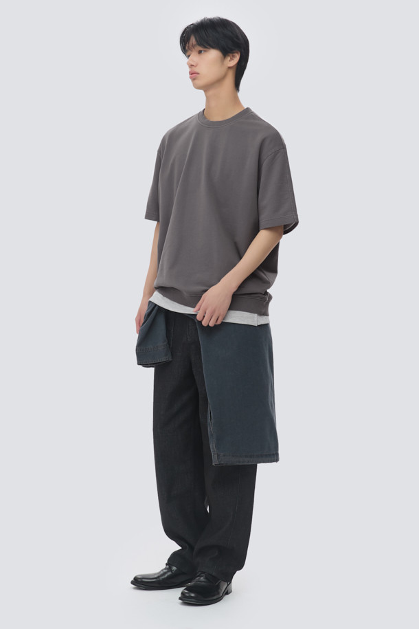 천연 염색 기법으로 은은한 멋을 더한 "천연다잉 스웻 반팔 티셔츠 (set-up)"입니다. 부드러운 면 소재의 루즈핏, 오버핏으로 편안한 착용감을 선사하며, 바이오 워싱 가공을 통해 자연스러운 질감을 살렸습니다. 라운드넥 디자인에 래글런 절개, 밑단 시보리, 로고 자수 디테일로 포인트를 주어 캐주얼, 미니멀, 클래식 스타일을 모두 소화할 수 있습니다. 동네 마실룩, 여행룩 등 다양한 TPO에 활용 가능하며, 셋업으로도 연출하여 스타일리시함을 더할 수 있습니다. 봄, 여름 시즌에 시원하게 즐길 수 있는 데일리 티셔츠입니다.
