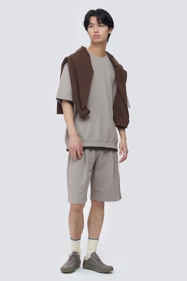 천연 염색으로 은은한 멋을 더한 '천연다잉 스웻 반팔 티셔츠'입니다. 석류와 오배자 염색 기법을 사용하여 자연스러운 컬러감을 연출하며, 부드러운 면 소재로 제작되어 편안한 착용감을 선사합니다. 루즈핏과 오버핏의 넉넉한 실루엣, 래글런 절개, 밑단 시보리, 블루종 스타일의 디자인이 돋보입니다. 로고 자수 디테일로 포인트를 더했으며, 셋업으로도 활용 가능하여 캐주얼하고 미니멀한 스타일을 완성할 수 있습니다. 봄, 여름 시즌 데일리룩은 물론, 동네 마실, 산책, 여행 등 다양한 TPO에 활용하기 좋습니다.
