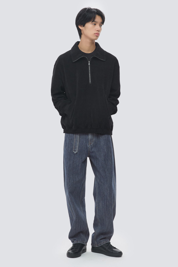 부드러운 코듀로이 소재의 오버핏 집업 맨투맨입니다. 하프넥 디자인과 드롭숄더, 밑단 E-밴드, 스트링 디테일로 캐주얼한 무드를 연출합니다. 가을, 겨울 시즌에 적합하며, 두꺼운 두께감으로 따뜻하게 착용할 수 있습니다. 블랙 컬러, 무지 패턴으로 미니멀하고 클래식한 스타일을 완성하며, 볼륨감 있는 실루엣으로 편안하면서도 스타일리시한 룩을 연출합니다. 일상, 집콕, 산책 등 다양한 TPO에 활용하기 좋습니다.
