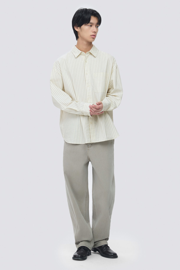 부드러운 코듀로이 소재로 제작된 남성용 집업 맨투맨입니다. 오버핏으로 트렌디한 스타일을 연출하며, 드롭숄더와 밑단 E-밴드로 편안한 착용감을 선사합니다. 하프넥 디자인과 두꺼운 두께감으로 가을, 겨울철 따뜻하게 입을 수 있습니다. 무지 디자인에 스트링 디테일을 더해 캐주얼하고 미니멀한 스타일을 완성하며, 데일리룩, 집콕룩, 산책룩 등 다양한 TPO에 활용하기 좋습니다. 화이트, 아이보리 두 가지 색상으로 만나보세요.
