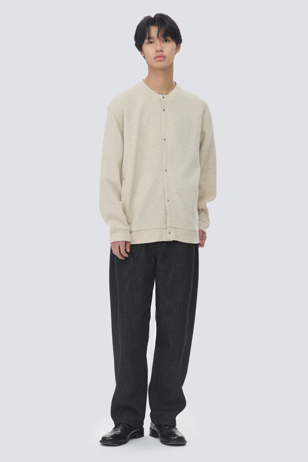 부드러운 울 소재로 제작되어 포근한 착용감을 선사하는 울저지 라운드 가디건입니다. 베이지 색상으로 어떤 룩에도 매치하기 쉬우며, 가을, 겨울 시즌 데일리룩과 카페룩에 활용하기 좋습니다. 미니멀한 스타일을 추구하는 분들께 추천하며, 오버핏 디자인으로 편안한 착용감을 제공합니다. 사이드 포켓과 반래글런 소매 디테일, 블루종 밑단으로 포인트를 더했습니다. 버튼 여밈 방식으로 간편하게 착용할 수 있습니다.
