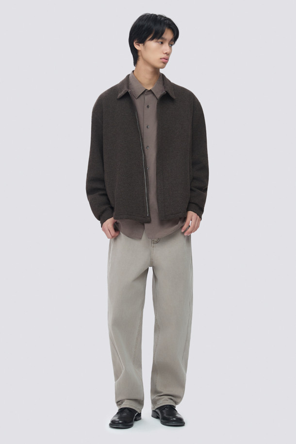 부드러운 울 소재의 남성용 브라운 컬러 울저지 카라 집업 가디건입니다. 가을과 겨울, 두 계절에 걸쳐 활용하기 좋은 두꺼운 두께감과 오버핏으로 제작되었습니다. 미니멀하고 베이직한 스타일로, 히든 지퍼와 사이드 포켓 디테일이 돋보입니다. 데이트룩, 카페룩 등 다양한 TPO에 매치하여 클래식하면서도 캐주얼한 분위기를 연출할 수 있습니다. 긴 소매 기장과 카라 플라켓 디자인으로 포인트를 더했습니다.
