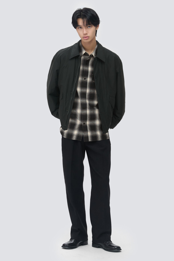 **셔츠형 패디드 점퍼**는 초겨울 날씨에 어울리는, 미니멀하고 클래식한 스타일의 남녀 공용 아우터입니다. 부드러운 면과 나일론 혼방 소재로 제작되어 편안한 촉감을 선사하며, 얇은 두께감으로 간절기에 가볍게 걸치기 좋습니다. 블랙 컬러의 무지 디자인에 드로우스트링 밑단, 큼직한 전면 포켓, 카라 디자인, 다트 및 패널 디테일이 더해져 세련된 실루엣을 연출합니다. 독일 프라우덴사의 컴포트템프(comfortemp) 패딩과 발수 가공으로 보온성과 기능성을 갖췄으며, 일상, 산책, 여행 등 다양한 TPO에 활용하기 좋습니다. 긴 소매와 루즈핏으로 편안함을 더했으며, 스냅과 히든 플래킷 여밈 방식으로 깔끔한 마무리를 선사합니다.
