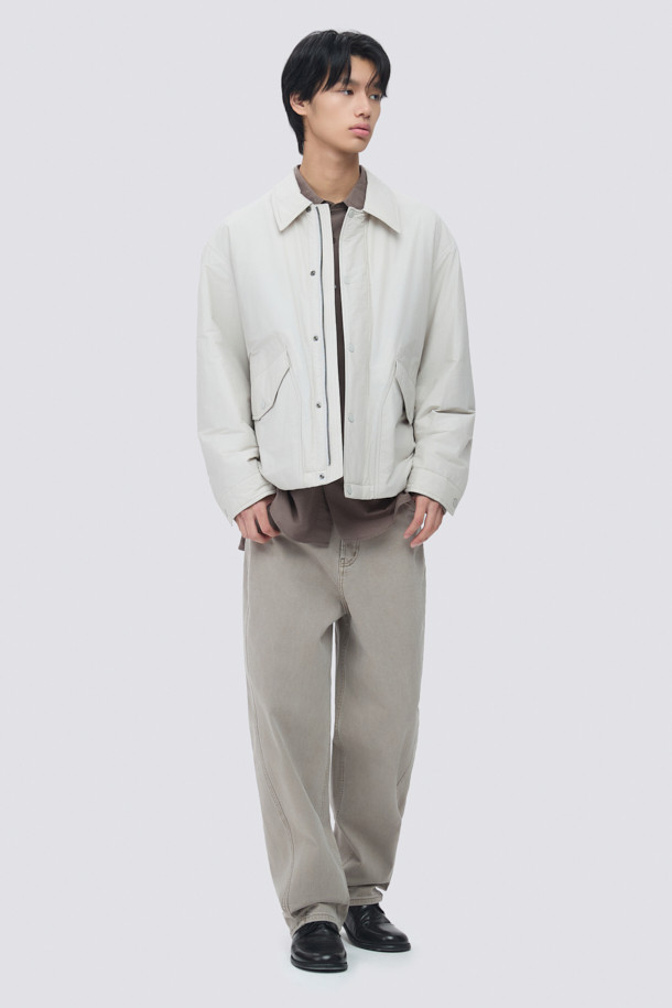 일상과 출근룩에 모두 잘 어울리는 셔츠형 패디드 점퍼입니다. 면과 나일론 혼방 소재로 제작되어 부드러운 촉감과 가벼운 착용감을 선사하며, 초겨울 날씨에 적합합니다. 셔츠 디자인에 히든 플래킷과 스냅 버튼 여밈 방식을 적용하여 클래식하고 미니멀한 스타일을 연출합니다. 독일 프라우덴사의 comfortemp 패딩 충전재와 생활 방수 기능, 드로우스트링 밑단, 큼직한 전면 포켓, 카라 디자인, 다트와 패널 디테일 등 다양한 특징을 갖추었습니다. 여유 있는 핏으로 편안함까지 더했습니다.
