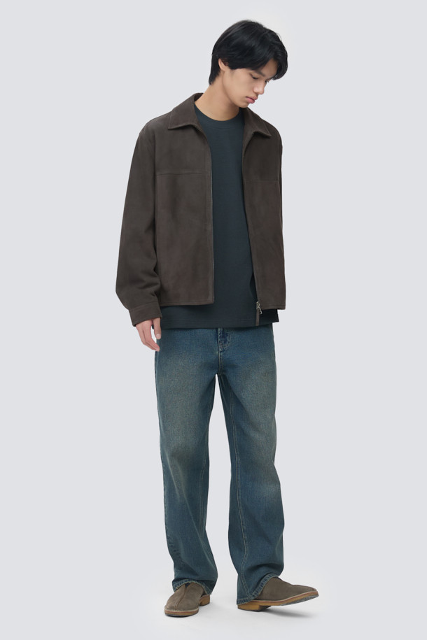 가을과 겨울, 당신의 스타일을 책임질 '고트 스웨이드 점퍼'입니다. 고급스러운 고트 스웨이드 소재와 부드러운 촉감이 특징이며, 세미 오버핏으로 편안한 착용감을 선사합니다. 브라운 컬러의 무지 디자인은 클래식하면서도 미니멀한 분위기를 연출하며, 2WAY 지퍼, 사이드 포켓, 히든 스냅 디테일이 돋보입니다. 긴 소매와 소매/밑단 사이즈 조절 기능으로 완벽한 핏을 완성할 수 있으며, 데이트룩, 모임룩 등 다양한 TPO에 활용하기 좋습니다.
