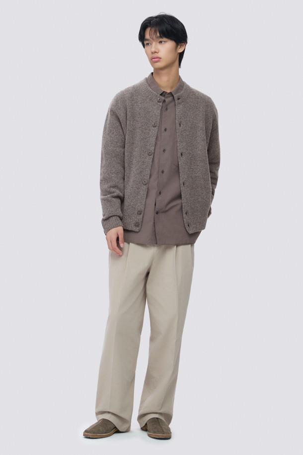 **에센셜 라운드 플러피 니트 가디건**은 부드러운 촉감과 포근한 착용감을 선사하는 겨울, 가을용 가디건입니다. 브라운 컬러의 오버핏 디자인으로, 베이직하면서도 클래식한 스타일을 연출합니다. 울, 나일론, 스판덱스 혼방의 두꺼운 소재로 제작되어 보온성이 뛰어나며, 플러피한 원사와 헤어리 텍스처가 특징입니다. 라운드넥과 긴 소매, 천연 너트 버튼, 이중 조직 마감 디테일이 돋보이며, 데일리룩, 카페룩, 모임룩 등 다양한 TPO에 활용하기 좋습니다. 미니멀, 캐주얼, 클래식 스타일을 즐기는 분들께 추천합니다.
