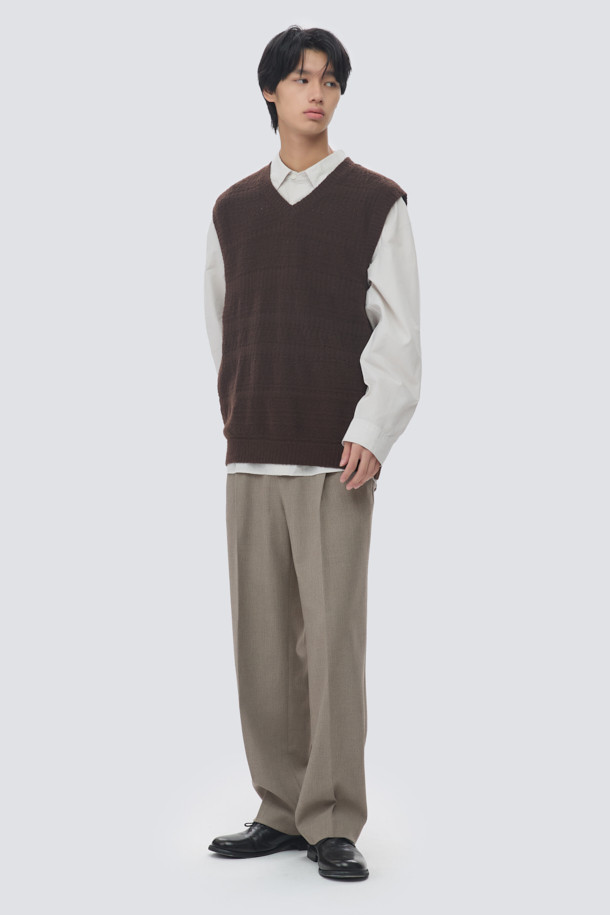 부클 크로쉐 브이넥 니트 베스트는 미니멀하고 베이직한 스타일을 추구하는 남성을 위한 가을, 겨울 필수 아이템입니다. 멜란지 톤의 브라운 컬러에 부드러운 울 소재, 두꺼운 두께감으로 포근함을 선사하며, 여유로운 루즈핏과 크로쉐 무늬가 특징입니다. 브이넥 디자인은 레이어드 스타일링을 용이하게 하며, 구조감 있는 실루엣으로 세련된 룩을 연출합니다. 데이트룩, 모임룩은 물론 겨울 데일리룩까지 폭넓게 활용 가능합니다. 
