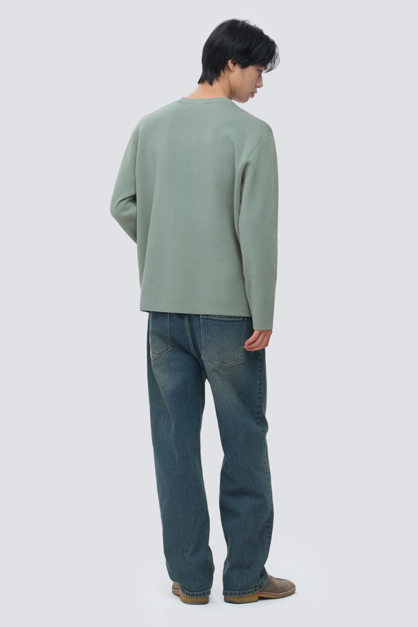 세련된 남성 스타일을 완성할 에센셜 이중직 니트 풀오버입니다. 부드러운 촉감의 울과 PBT 혼방 소재를 사용하여 가을, 겨울 시즌 따뜻하고 편안하게 착용할 수 있습니다. 세이지 그린 컬러와 미니멀한 디자인이 어우러져 어떤 룩에도 잘 어울리는 베이직 아이템입니다. 이중직 구조로 제작되어 보온성과 신축성이 뛰어나며, 밀도감 있는 짜임과 유연한 드레이프감으로 고급스러운 실루엣을 연출합니다. 레귤러핏 라운드넥 디자인으로 겨울 데일리룩, 카페룩, 데이트룩 등 다양한 TPO에 활용 가능합니다.
