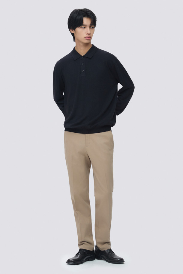 BOTTO(보또) 티에리 니트 풀오버는 이탈리아 BOTTO(보또)사 울 혼방 원사를 사용하여 부드러운 촉감과 은은한 광택을 자랑합니다. 12게이지 편직으로 제작되었으며, 보온성이 우수하여 겨울철 데일리룩, 오피스룩, 비즈니스 캐주얼에 모두 잘 어울립니다. 클래식, 미니멀, 캐주얼 스타일을 아우르는 디자인으로, 레귤러 핏과 3버튼 플라켓 디테일이 특징입니다. 티에리넥과 긴소매 디자인으로 세련된 분위기를 연출하며, 무지 패턴의 블랙 컬러로 어떤 옷에도 쉽게 매치할 수 있습니다. 두께는 얇지만 울 소재 특유의 따뜻함을 느낄 수 있습니다.
