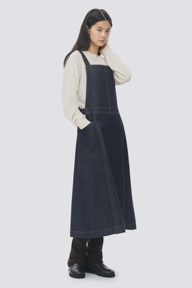 [epigram(에피그램) 여성] 논페이드 데님 오버롤 원피스는 캐주얼하고 미니멀한 스타일의 데님 오버롤 원피스입니다. 논페이드 생지 데님 소재로 제작되어 이염을 방지하며, 뻣뻣한 촉감이 특징입니다. A라인과 플레어 핏으로 여성스러운 실루엣을 연출하며, 어깨 끈 조절과 버클 장식으로 편안하게 착용할 수 있습니다. 뒷면 지퍼 디테일로 간편하게 탈착 가능하며, 네이비 컬러의 무지 디자인으로 어떤 옷에도 쉽게 매치할 수 있습니다. 동네 마실룩이나 쇼핑룩에 활용하기 좋습니다.
