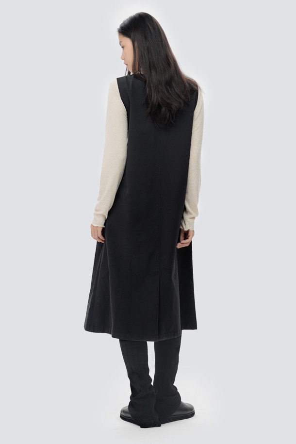 [epigram 여성] 레이어드 버튼 원피스는 간절기와 사계절 모두 활용 가능한 데일리 원피스입니다. 심플하고 미니멀한 블랙 컬러의 코튼 혼방 소재로 제작되어 탄탄한 촉감을 자랑하며, 여유 있는 A라인 핏으로 편안하게 착용할 수 있습니다. 라운드넥 디자인에 앞면 전체 버튼 여밈, 와이드 아웃포켓, 무릎을 덮는 기장감으로 실용성을 더했습니다. 레이어드 스타일 연출이 가능하여 카페룩, 쇼핑룩 등 다양한 TPO에 맞춰 미니멀, 클래식, 캐주얼 무드로 스타일링할 수 있습니다.
