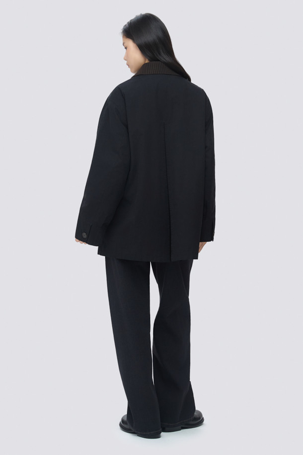 [epigram(에피그램) 여성] 니트 카라 플리츠 툭자켓은 클래식과 모던 무드를 동시에 자아내는 아우터입니다. 브라운, 블랙 두 가지 색상으로 출시되었으며, 간절기부터 초겨울까지 착용하기 좋습니다. 면, 나일론, 니트 혼방의 부드러운 촉감과 두꺼운 두께감으로 포근함을 선사하며, 래글런 소매, 세미 드롭 숄더, 플리츠 디테일이 특징입니다. 니트 카라와 체크 안감, Comfortemp® 충전재를 사용하여 보온성을 높였으며, 스트레이트 핏과 버튼 여밈 방식입니다. 겨울 데일리룩, 오피스룩, 모임룩 등 다양한 TPO에 미니멀, 시크 스타일로 연출하기 좋습니다.
