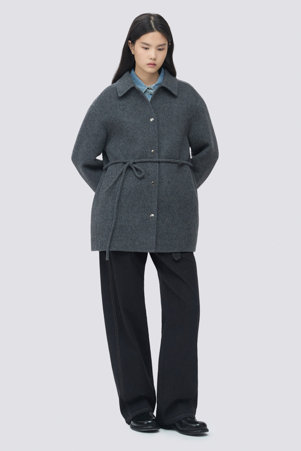 [epigram 여성] 스트랩 울 재킷은 가을과 겨울, 오피스룩과 모임룩, 출근룩에 어울리는 여성용 아우터입니다. 클래식하고 미니멀한 스타일을 추구하는 분들께 적합하며, 부드러운 울 소재와 두꺼운 두께로 따뜻함을 선사합니다. 허리 스트랩으로 허리 라인을 강조할 수 있으며, 힙을 덮는 미디엄 기장과 핸드메이드 마감, 드롭숄더 디자인이 특징입니다. 안감 처리가 되어 있어 편안한 착용감을 느낄 수 있으며, 스냅 여밈 방식에 긴 소매로 디자인되었습니다. 그레이 컬러의 무지 패턴으로 다양한 스타일 연출이 용이합니다.
