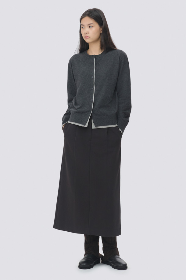 [epigram여성] 저지 맥시 스커트는 모던하고 미니멀한 스타일을 추구하는 여성들을 위한 사계절용 스커트입니다. 부드러운 촉감의 면, 폴리에스테르, 스판덱스 혼방의 이중 조직감 저지 소재(더블니트)로 제작되어 편안한 착용감을 선사합니다. 앞판 원턱 디테일과 허리 뒷면 밴딩, 루즈핏 코쿤 실루엣으로 세련된 핏을 연출하며, 뒷면 밑단 슬릿과 사이드 포켓, 더블 벨트고리로 실용성을 더했습니다. 데이트룩, 카페룩, 미니멀, 클래식, 시크 스타일을 완성하는 블랙 컬러의 맥시 스커트입니다.
