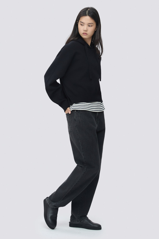 [epigram 여성] 테이퍼드 배기핏 데님 팬츠는 다크 그레이 컬러로, 캐주얼 스타일을 연출하기 좋은 데님 팬츠입니다. 허리 뒷면 밴딩으로 편안한 착용감을 제공하며, 롤업하여 다양한 스타일을 연출할 수 있습니다. 캣 브러쉬 워싱과 사이드 절개 디테일이 돋보이며, 에피그램 로고 버튼과 YKK 지퍼로 마감하여 완성도를 높였습니다. 테이퍼드와 배기핏의 조화로 트렌디하면서도 편안한 핏을 선사하며, 사계절 내내 활용 가능한 아이템입니다. 동네 마실룩, 쇼핑룩, 여행룩 등 다양한 TPO에 맞춰 미니멀하고 클래식한 스타일을 연출해보세요.
