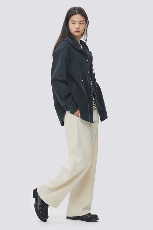 [epigram여성] 코튼 배럴레그 팬츠(Set-up)는 부드러운 면, 스판덱스 혼방 소재로 제작되어 편안한 착용감을 선사합니다. 아이보리 컬러의 무지 디자인에 얇은 두께감으로 봄, 여름, 가을 시즌에 활용하기 좋습니다. 배기핏과 루즈핏의 넉넉한 핏으로 활동성을 높였으며, 허리 밴딩과 절개 라인 디테일로 디자인 포인트를 더했습니다. 맥시 기장으로 캐주얼, 미니멀, 클래식 스타일을 연출하며, 동네 마실룩이나 카페룩으로 제격입니다.
