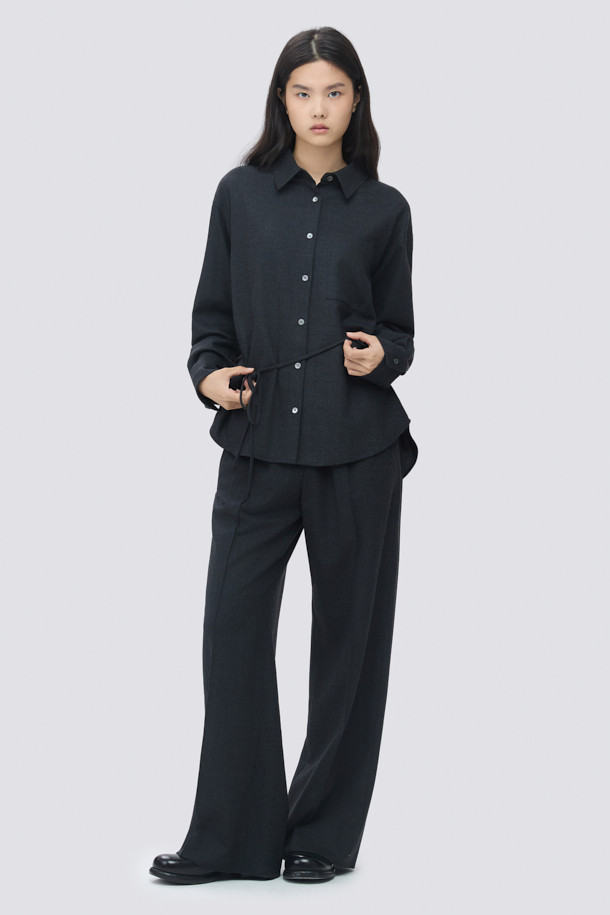 [epigram 여성] 울 와이드 팬츠는 가을, 겨울 시즌에 어울리는 여성용 바지입니다. 모던하고 베이직한 스타일로, 출근룩, 오피스룩, 겨울 데일리룩에 활용하기 좋습니다. 부드러운 울 소재와 폴리우레탄 혼방으로 제작되어 편안한 착용감을 선사하며, 루즈핏 와이드 실루엣으로 스타일리시함을 더했습니다. 핀턱 디테일과 사이드 포켓, 내부 스트링, 밴딩 처리로 실용성을 높였으며, 셋업으로도 연출 가능합니다. 차분한 그레이 컬러에 무지 패턴으로 클래식, 미니멀, 시크한 분위기를 연출해 보세요.
