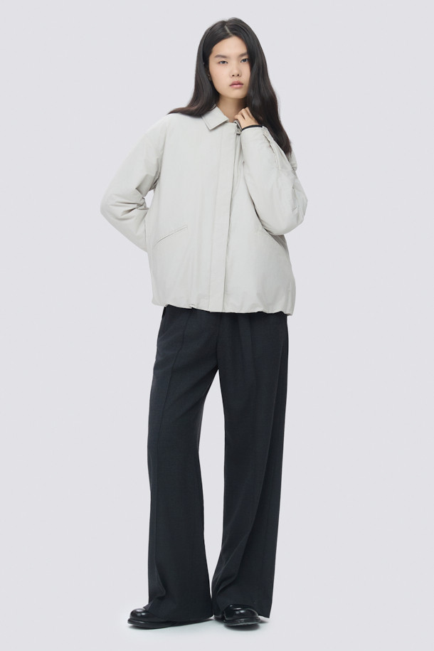 [epigram여성] 경량 패디드 셔켓은 간절기에 활용하기 좋은 여성 셔켓입니다. 아이보리와 베이지 두 가지 색상으로 출시되었으며, 미니멀하고 베이직한 스타일을 추구합니다. 세미오버핏에 셔츠칼라 디자인으로 편안하면서도 세련된 느낌을 줍니다. 코튼과 나일론 혼방 소재에 얇은 두께감으로 가볍게 착용할 수 있으며, 내부에는 보온성을 더하는 패딩 안감이 있습니다. 히든 버튼 여밈 방식과 드로우스트링 밑단, 사이드 입술 포켓, 가먼트 워싱 처리, 친환경 충전재 사용 등 섬세한 디테일이 돋보입니다. 카페룩이나 산책룩 등 다양한 일상 스타일에 매치하여 미니멀, 클래식, 캐주얼 무드를 연출해보세요.
