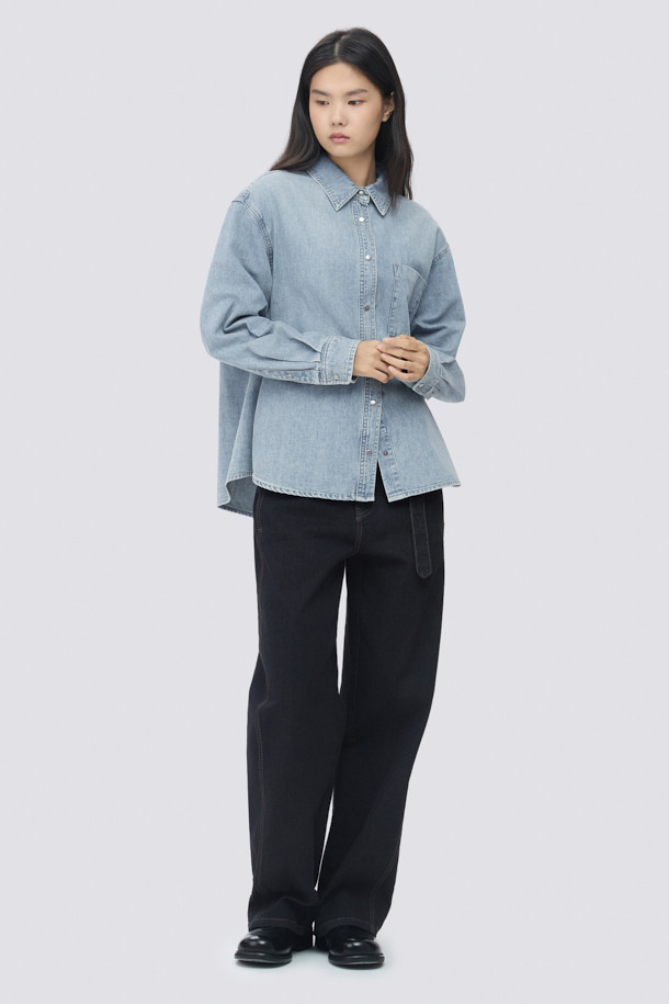[epigram(에피그램) 여성] 인디고 데님 셔켓은 빈티지한 무드의 여성 의류입니다. 가볍고 부드러운 데님 소재로 제작되었으며, 루즈핏으로 편안한 착용감을 선사합니다. 셔츠 칼라와 긴 소매, 가슴 아웃포켓과 사이드 포켓으로 실용성을 더했으며, 브러쉬 워싱, 더블 스티치, 세미 드롭 숄더, 뒷판 턱 디테일 등 섬세한 디테일이 돋보입니다. 간절기 및 겨울철, 동네 마실룩이나 데일리룩으로 캐주얼하고 클래식하게 연출하기 좋습니다. 스냅 여밈 방식으로 간편하게 착용할 수 있습니다.
