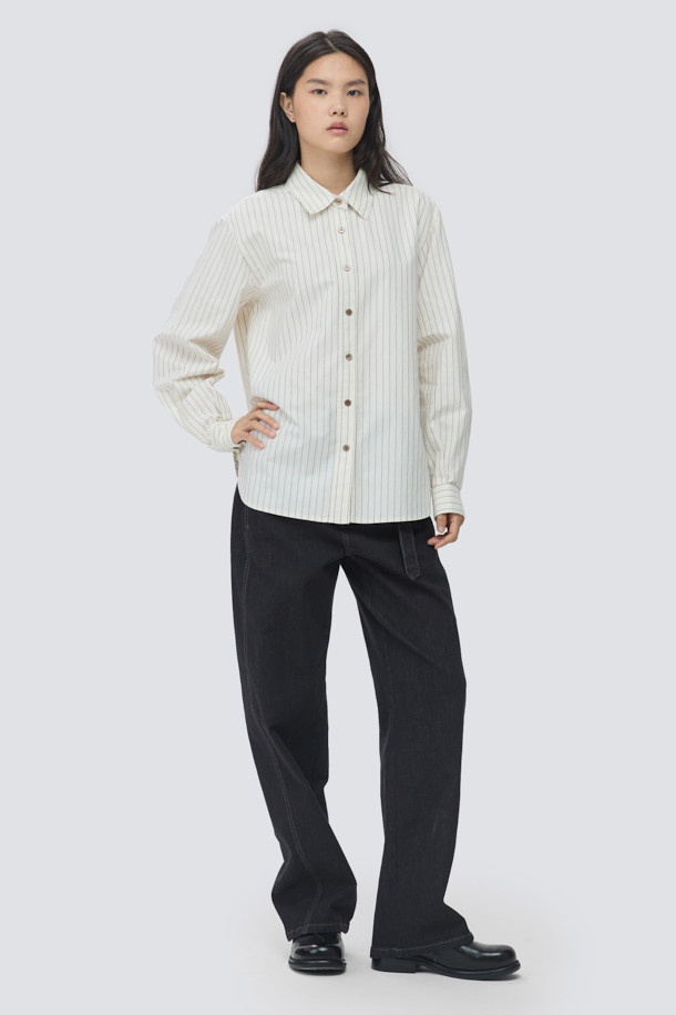 [epigram여성] 옥스포드 스트라이프 셔츠는 베이직하면서 캐주얼한 스타일의 여성 셔츠입니다. 크림, 브라운 두 가지 컬러로 출시되었으며, 사계절 내내 활용 가능한 아이템입니다. 면 소재의 옥스포드 원단으로 제작되어 부드러운 촉감을 선사합니다. 차이나칼라에 루즈핏으로 편안함을 더했으며, 긴 소매와 레귤러 기장으로 디자인되었습니다. 배색 버튼, 플랩 디테일, 뒷판 요크 턱, 배색 바텍 포인트, 세미 드롭 숄더 등의 특징이 돋보이는 셔츠입니다.
