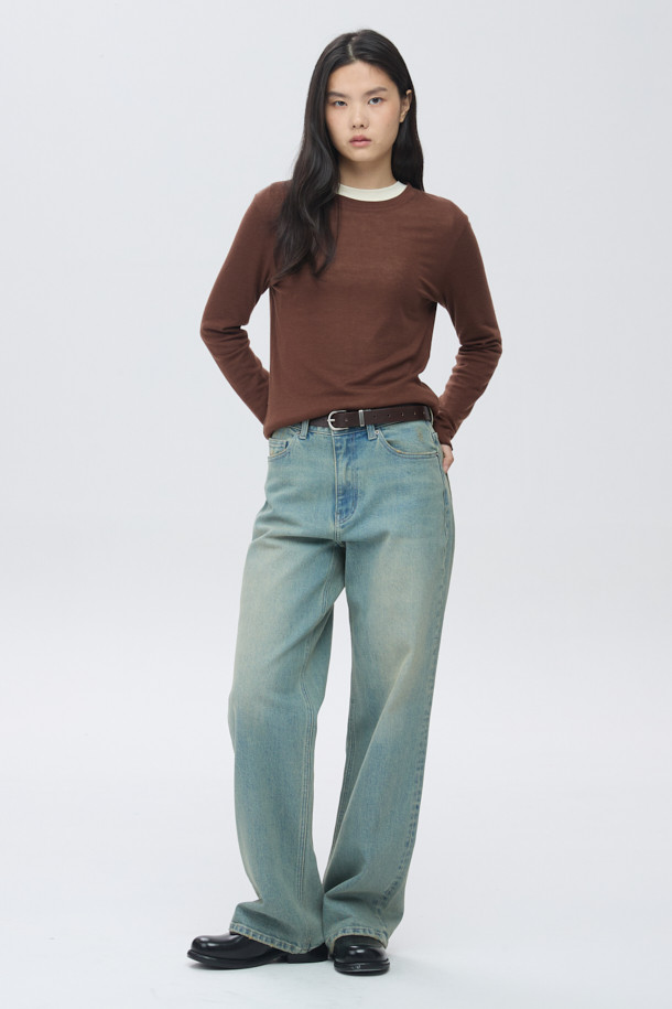 [epigram여성] 울 혼방 레이어드 라운드 티셔츠는 간절기에 적합한 여성 티셔츠입니다. 브라운 컬러의 울 혼방 소재로 제작되어 부드러운 촉감을 자랑하며, 슬림핏 디자인으로 여성스러운 실루엣을 연출합니다. 웨이브 패턴과 긴 소매, 레이어드 스타일이 특징이며, 단독 착용 또는 이너로 활용 가능합니다. 라운드넥으로 편안함을 더했으며, 데이트룩, 카페룩, 클래식, 미니멀, 캐주얼 등 다양한 스타일 연출에 용이합니다. 특히 신축성이 있어 활동성을 높여 줍니다.
