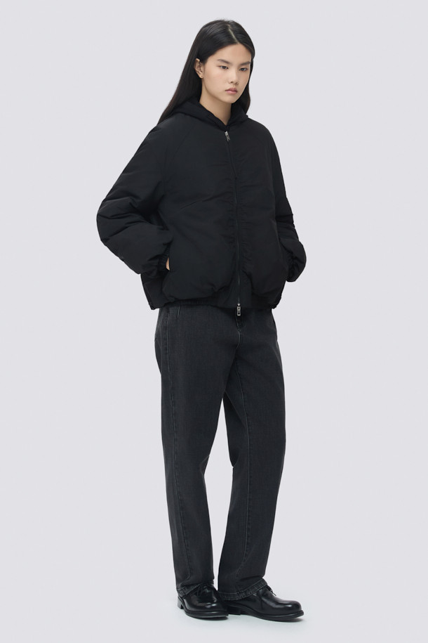 [epigram(에피그램) 여성] 패디드 셔링 점퍼는 간절기와 초겨울, 겨울 데일리룩에 어울리는 여성스러운 스타일의 아우터입니다. 부드러운 메모리 폴리 소재로 제작되었으며, 엉덩이를 덮는 기장에 레귤러핏으로 편안하게 착용 가능합니다. 블랙 색상의 무지 디자인으로 미니멀, 클래식, 캐주얼 등 다양한 스타일을 연출할 수 있습니다. 벌룬 소매와 셔링 디테일, 퀼팅, 리브드 밴딩 디자인이 돋보이며, 투웨이 지퍼 여밈 방식으로 실용성을 더했습니다. 안감은 패딩 처리되어 보온성을 높였습니다.
