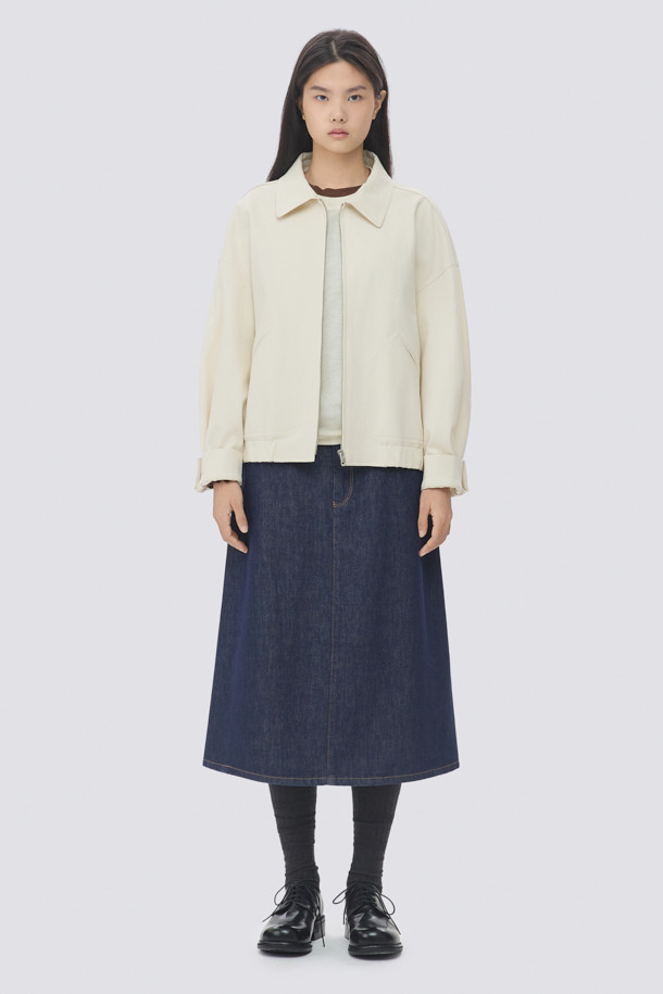 [epigram 여성] 숏 블루종 코튼 점퍼(Set-up)는 면 소재로 제작되어 부드러운 촉감을 선사하는 여성용 캐주얼 블루종입니다. 숏 기장의 레귤러핏으로 래글런 소매와 지퍼형 여밈 방식을 갖추고 있으며, 간절기나 가을에 착용하기 좋습니다. 스트링 디테일과 사이드 포켓이 있어 실용성을 더했으며, 무지 디자인으로 미니멀하고 클래식한 스타일을 연출합니다. 산책룩이나 데이트룩에 다양하게 활용할 수 있으며, 스트레치성이 있어 편안한 착용감을 제공합니다.
