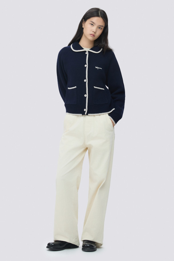 [epigram**여성**] 울 스티치 카라 가디건은 간절기부터 초겨울까지 포근하게 착용하기 좋은 여성 니트 가디건입니다. 울 100% 소재로 제작되어 부드러운 촉감을 선사하며, 슬림핏 디자인으로 여성스러운 실루엣을 연출합니다. 네이비와 화이트 두 가지 색상으로 출시되었으며, 핸드 스티치 디테일, 배색 포인트, 아웃포켓, 래글런 소매 등 섬세한 디자인이 돋보입니다. [epigram] 레터링 로고와 블루종 형태의 마감으로, 클래식하면서도 미니멀한 무드를 자아내 데이트룩, 카페룩, 겨울 데일리룩 등 다양한 TPO에 활용하기 좋습니다.
