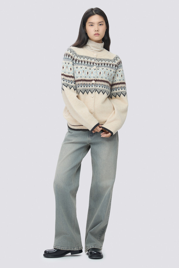 [epigram여성] 노르딕 패턴 라운드 가디건은 포근한 겨울 스타일을 완성하는 아이보리 컬러의 니트 가디건입니다. 래글런 소매와 립조직 마감으로 편안한 착용감을 선사하며, 부드러운 촉감의 두꺼운 니트 소재가 특징입니다. 노르딕 패턴과 사이드 포켓, 싸개 단추, 배색 포인트 디테일이 캐주얼한 무드를 더합니다. 라운드넥에 오버핏으로 제작되어 겨울 데일리룩, 집콕룩, 산책룩 등 다양한 TPO에 활용하기 좋습니다.
