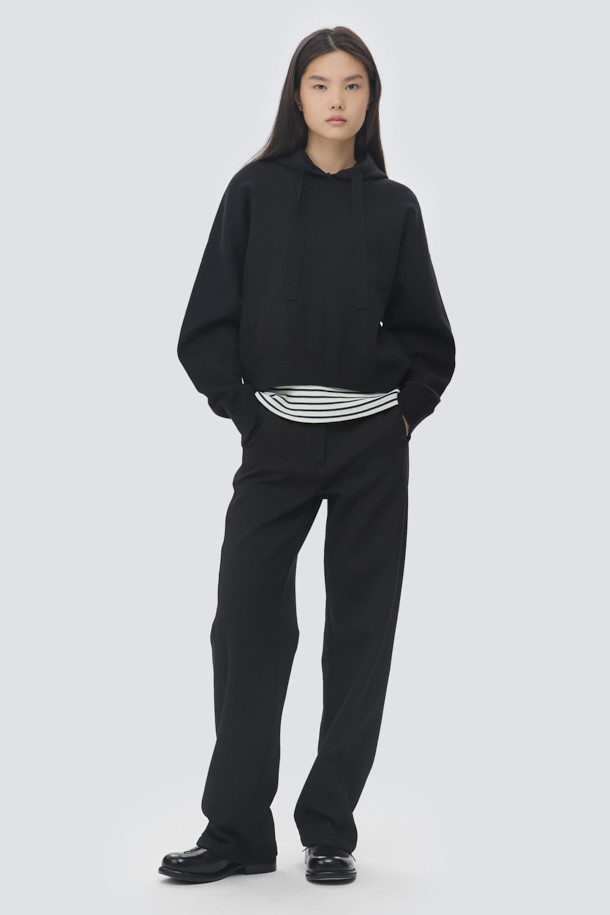 **[epigram 여성] 버튼 후드 니트 풀오버**는 포근한 착용감의 여성용 니트 풀오버입니다. 부드러운 레이온 소재로 제작되어 가을, 겨울철 일상에서 편안하게 착용하기 좋습니다. 루즈핏에 넉넉한 두께감과 드롭숄더 디자인으로, 캐주얼하면서도 스타일리시한 분위기를 연출합니다. 후드, 긴 소매, 무지 디자인으로 미니멀한 감성을 더하며, 볼륨감 있는 실루엣과 싸개 단추, 스트링, 더블 립조직 소맷단, 파이핑 디테일이 돋보입니다. 겨울 데일리룩, 집콕룩, 산책룩 등 다양한 TPO에 맞춰 캐주얼, 미니멀, 클래식 스타일을 완성해보세요.
