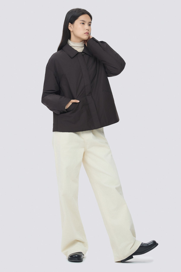 부드러운 울과 캐시미어 소재로 제작되어 포근한 착용감을 선사하는 삼각 머플러입니다. 가을, 겨울 시즌에 어울리는 얇은 두께감으로, 보온성을 유지하면서도 답답함 없이 착용할 수 있습니다. 베이직한 디자인과 무지 패턴으로 어떤 스타일에도 잘 어울립니다. 삼각형 형태로, 머플러, 헤어 스카프, 레이어드 악세사리 등 다채로운 연출이 가능합니다. 겨울 데일리룩, 산책룩, 여행룩 등 다양한 TPO에 맞춰 클래식, 미니멀, 캐주얼 무드로 활용해보세요. 3가지 컬러로 구성되어 취향에 따라 선택할 수 있습니다.
