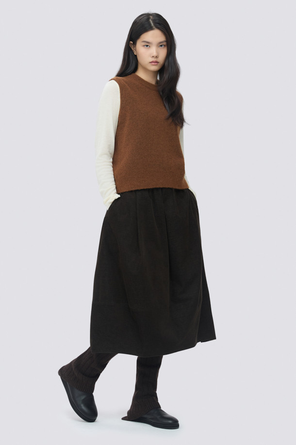 [epigram 여성] 메리노 울 레그 워머는 가을, 겨울 시즌에 활용하기 좋은 여성용 레그 워머입니다. 부드러운 촉감의 메리노 울 소재로 제작되어 보온성을 높였으며, 루즈한 실루엣과 옆선 트임 디테일로 포인트를 더했습니다. 블랙, 브라운 두 가지 색상으로 출시되었으며, 신발까지 덮는 디자인으로 더욱 따뜻하게 착용할 수 있습니다. 미니멀, 클래식, 캐주얼 스타일의 겨울 데일리룩, 산책룩, 집콕룩에 매치하여 포근하고 멋스러운 분위기를 연출해보세요.
