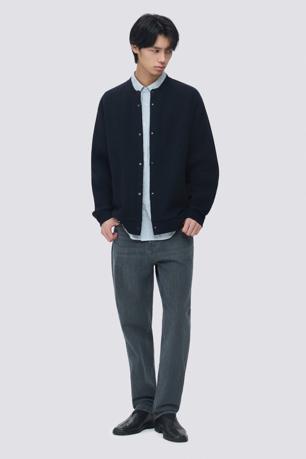 중청과 그레이 컬러가 조화롭게 어우러진 워시드 데님 팬츠입니다. 힙과 허벅지에 여유를 주어 편안한 착용감을 선사하며, 릴랙스핏과 위켄드핏으로 활동성을 높였습니다. 부드러운 데님 소재에 스트레치 기능까지 더해져 편안함을 극대화했습니다. 한지 와펜 디테일과 epigram 로고가 디자인 포인트를 더하며, 비즈니스 캐주얼부터 캐주얼, 미니멀, 클래식 스타일까지 폭넓게 활용할 수 있습니다. 긴 기장감으로 다양한 스타일 연출이 용이합니다.
