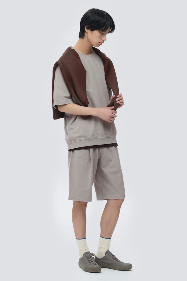 천연 다잉 스웻 반바지 (set-up)는 편안함과 스타일을 모두 갖춘 베이지 컬러의 반바지입니다. 봄, 여름 시즌에 어울리는 얇은 두께와 부드러운 촉감의 면 소재로 제작되었습니다. 미니멀하고 베이직한 디자인에 루즈핏으로 제작되어 편안한 착용감을 선사하며, 턱 디테일과 스트링, 밴딩으로 활동성을 높였습니다. 석류와 오배자 천연 염색, 바이오 워싱 가공을 거쳐 은은한 멋을 더했으며, 셋업으로도 활용 가능하여 다양한 스타일을 연출할 수 있습니다. 동네 마실룩, 여행룩, 휴가룩 등 캐주얼하고 클래식한 스타일을 완성해보세요.
