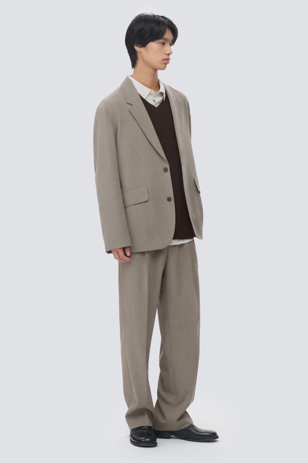 투톤 릴렉스 팬츠 (set-up)는 브라운과 베이지의 투톤 멜란지 컬러가 돋보이는 슬랙스입니다. 가을, 겨울 시즌에 적합하며, 릴랙스핏과 와이드 핏으로 편안한 착용감을 선사합니다. 뒷밴딩 처리와 원턱 디테일로 활동성을 높였으며, 포멀 캐주얼, 클래식, 미니멀 스타일을 즐기는 분들께 추천합니다. 출근룩, 비즈니스 캐주얼, 겨울 데일리룩 등 다양한 TPO에 활용 가능하며, 셋업으로도 연출할 수 있습니다. 스트레치 소재로 제작되어 편안함을 더했습니다.
