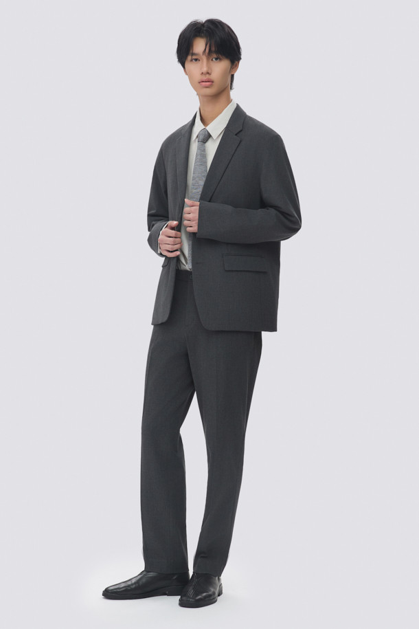 백 밴딩 데일리 팬츠 (set-up)는 포멀과 베이직 스타일을 아우르는 블랙 컬러의 슬랙스입니다. 힙부터 허벅지까지 여유 있는 슬림핏으로 편안한 착용감을 선사하며, 허리 뒷면 밴딩 디테일로 활동성을 높였습니다. 사계절 내내 활용 가능한 두께감과 매끄러운 촉감의 스판 소재로 제작되어, 오피스룩, 비즈니스 캐주얼, 모임룩 등 다양한 TPO에 맞춰 활용할 수 있습니다. 셋업(set-up)으로도 연출 가능하여 클래식, 미니멀, 시크한 스타일을 완성할 수 있습니다. 데일리룩부터 포멀한 자리까지 폭넓게 활용 가능한 실용적인 아이템입니다.
