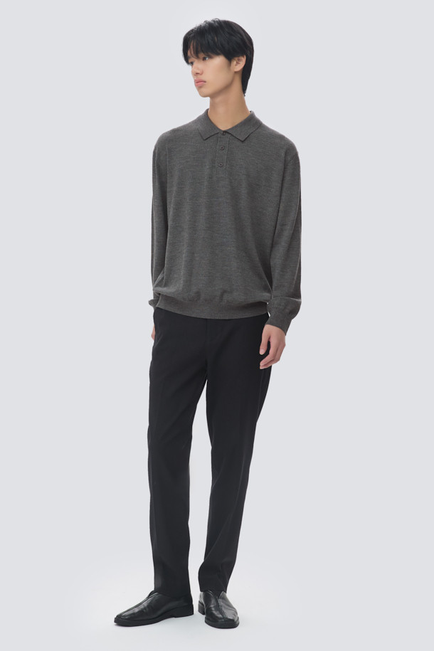 TRABEST(트라베스트) 데일리 팬츠 (set-up)는 베이직한 스타일의 간절기용 슬랙스입니다. 힙과 허벅지에 여유가 있어 편안하며, 밑단으로 갈수록 좁아지는 스트레이트 핏으로 제작되었습니다. 뒷면 허리 밴딩 처리로 활동성을 높였으며, 차콜 컬러의 무지 디자인으로 어떤 상의에도 잘 어울립니다. 출근룩, 오피스룩, 비즈니스 캐주얼 등 다양한 TPO에 활용 가능하며, 블레이저와 함께 셋업 스타일링도 연출할 수 있습니다. 클래식, 미니멀, 캐주얼 스타일을 선호하는 분들께 추천드립니다.
