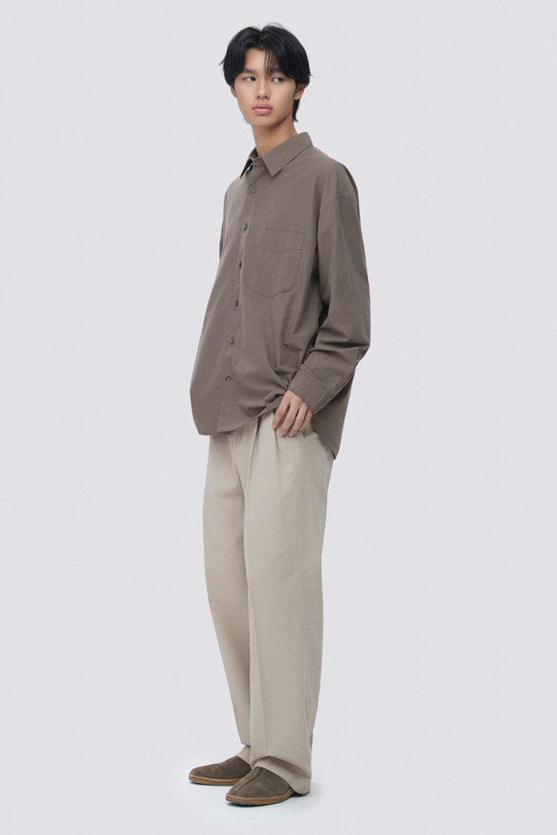 울 블렌디드 오버핏 셔츠는 부드러운 촉감의 울, 코튼, 텐셀 혼방 소재로 제작되어 편안한 착용감을 선사합니다. 다크그레이, 라이트그레이, 브라운 세 가지 색상으로 출시되었으며, 간절기와 초겨울에 적합합니다. 여유로운 핏과 넉넉한 기장감, 간결한 스티치, 미니멀한 디자인이 특징이며, 자연스러운 드레이프가 멋스러운 실루엣을 연출합니다. 출근룩, 비즈니스 캐주얼, 모임룩 등 다양한 TPO에 활용 가능하며, 미니멀, 클래식, 시크 스타일을 즐기는 분들께 추천합니다.
