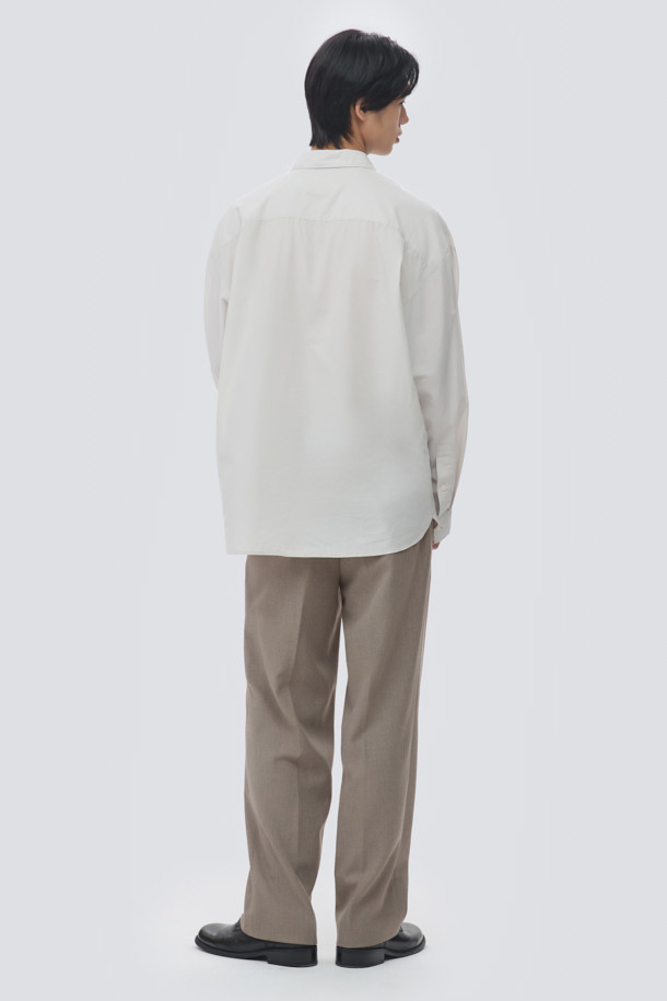 울 블렌디드 오버핏 셔츠는 부드러운 촉감의 울, 코튼, 텐셀 혼방 소재로 제작되어 간절기부터 초겨울까지 착용하기 좋습니다. 라이트 그레이, 브라운, 다크 그레이 세 가지 색상으로 출시되었으며, 여유 있는 오버핏과 레귤러 기장으로 편안한 착용감을 선사합니다. 간결한 스티치와 자연스러운 드레이프 디테일이 특징이며, 두꺼운 두께감으로 실용성을 더했습니다. 미니멀하고 시크한 스타일로, 출근룩, 겨울 데일리룩, 비즈니스 캐주얼 등 다양한 TPO에 활용 가능합니다. 클래식한 무드를 연출하기에도 좋습니다.
