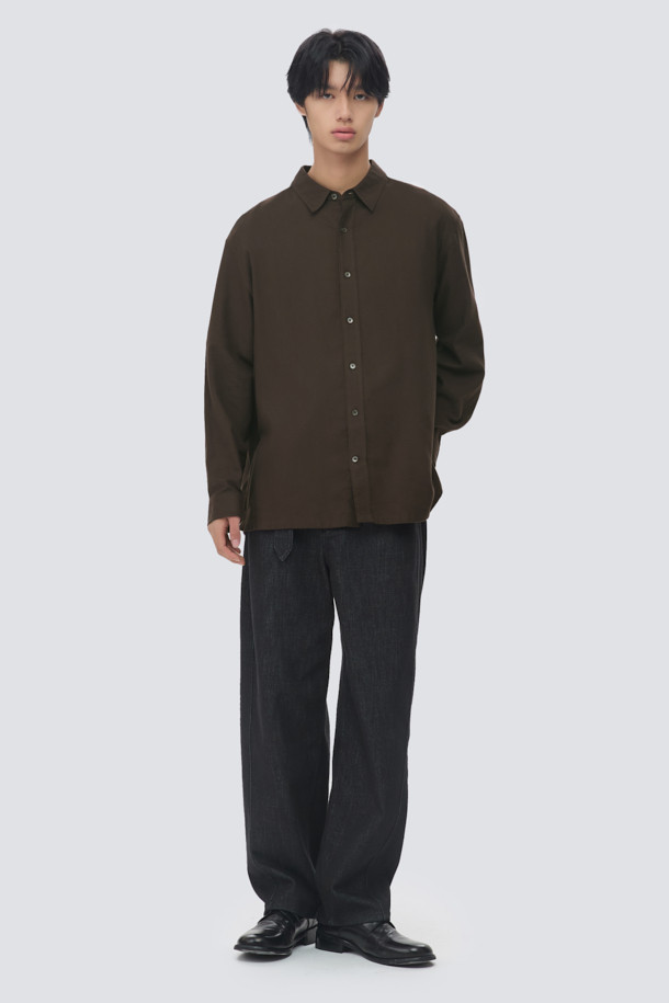 가을, 겨울 시즌에 어울리는 남성용 오버핏 솔리드 셔츠입니다. 브라운, 화이트 두 가지 색상으로 출시되었으며, 차이나칼라 디자인으로 캐주얼, 미니멀, 클래식한 스타일을 연출할 수 있습니다. 부드러운 코튼, 레이온, 기모 소재 혼방으로 제작되어 포근한 착용감을 선사하며, 얇은 두께감으로 간절기에도 부담 없이 즐겨 입기 좋습니다. 여유 있는 품과 긴 소매 기장으로 편안함과 스타일을 모두 잡은 데일리 셔츠입니다.
