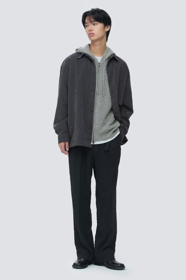 미니멀한 디자인이 돋보이는 남성용 오버핏 셔츠입니다. 블랙 컬러의 무지 셔츠로, 간절기에 착용하기 적합하며, 부드러운 촉감의 폴리우레탄 소재로 제작되었습니다. 아우터형 셔츠로 활용 가능하며, 브러싱 가공과 트윌 조직으로 고급스러움을 더했습니다. 넉넉한 핏과 아웃포켓 디자인으로 편안함과 스타일리시함을 동시에 잡았습니다. 데이트룩, 카페룩 등 다양한 상황에서 미니멀, 클래식, 시크한 스타일을 연출할 수 있습니다.
