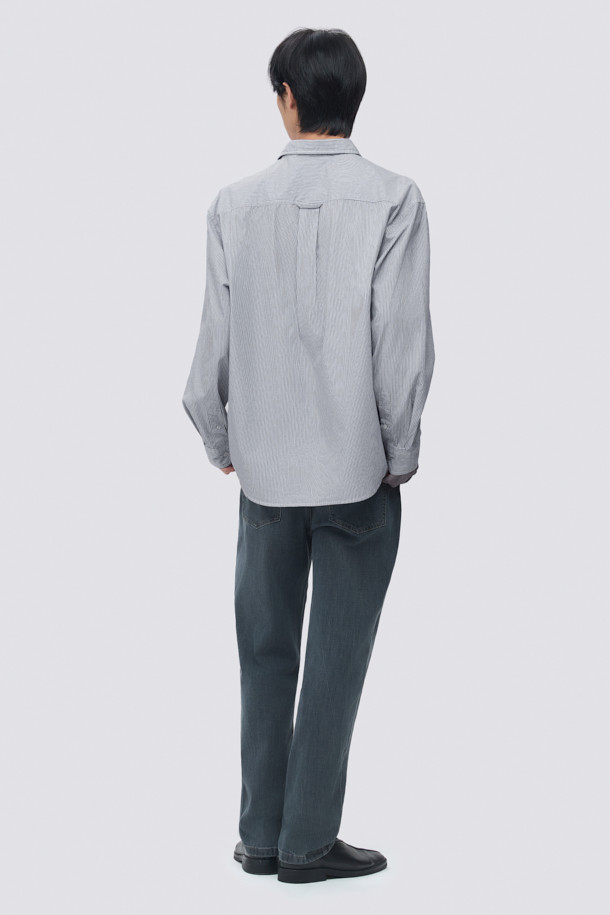 블루와 브라운 컬러의 스트라이프 패턴이 돋보이는 남성용 스트라이프 셔츠입니다. 면 100% 소재로 제작되어 부드러운 촉감을 자랑하며, 사계절 내내 활용 가능한 실용적인 아이템입니다. 클래식과 미니멀 스타일을 동시에 만족시키는 디자인으로, 단정한 어깨선과 오버핏 실루엣이 편안하면서도 세련된 분위기를 연출합니다. 출근룩 및 비즈니스 캐주얼에 적합하며, 이너 또는 단독으로 착용하여 다양한 스타일을 완성할 수 있습니다. 긴 소매 기장의 레귤러 기장으로, 유행을 타지 않는 디자인이 특징입니다.
