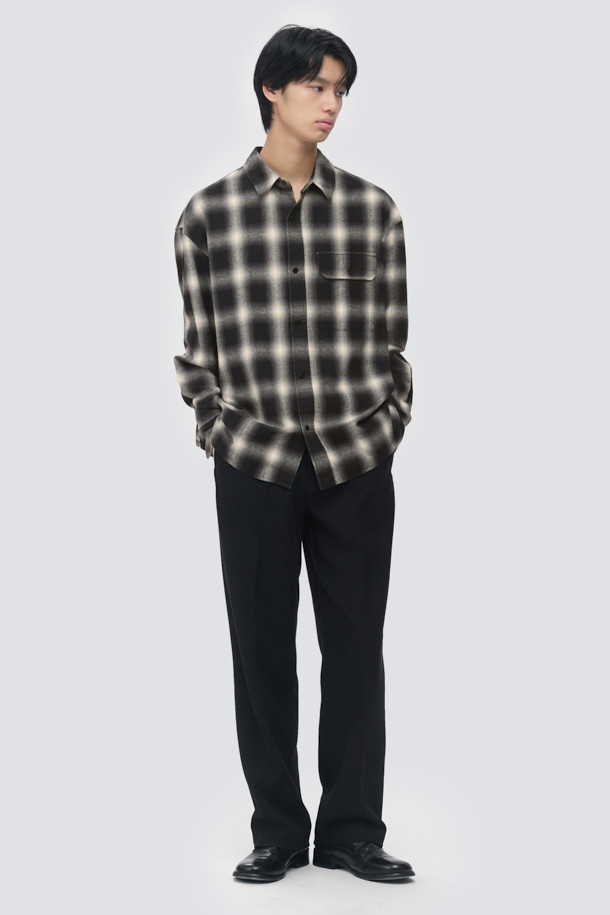 **옴브레 체크 셔츠**는 다크 네이비 컬러의 남성용 셔츠로, 가을과 초겨울에 적합합니다. 베이직한 스타일을 기반으로 하며, 오버핏의 레귤러 기장으로 편안한 착용감을 선사합니다. 코튼 100% 소재에 브러싱 가공을 더해 부드러운 촉감과 기모감을 느낄 수 있습니다. 플랩 포켓 디테일이 돋보이며, 체크와 옴브레 패턴이 조화롭게 어우러져 클래식, 캐주얼, 미니멀 룩 연출에 용이합니다. 가을 나들이룩, 겨울 데일리룩, 데이트룩 등 다양한 TPO에 활용할 수 있습니다.
