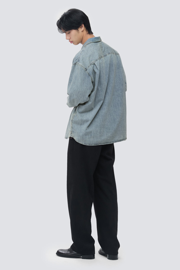 인디고 데님 셔츠는 남성용 상의로, 캐주얼하고 베이직한 스타일을 연출합니다. 봄, 가을에 적합하며, 부드러운 촉감의 8.5oz 코튼 데님 소재로 제작되었습니다. 베이지 틴트 워싱과 브러쉬 마감으로 빈티지한 느낌을 더했으며, 드롭 숄더와 오버핏으로 편안한 착용감을 제공합니다. 산책룩, 카페룩과 같은 데일리 스타일에 미니멀한 무드를 더해줍니다. 스냅 단추 여밈 방식의 긴소매 셔츠입니다.
