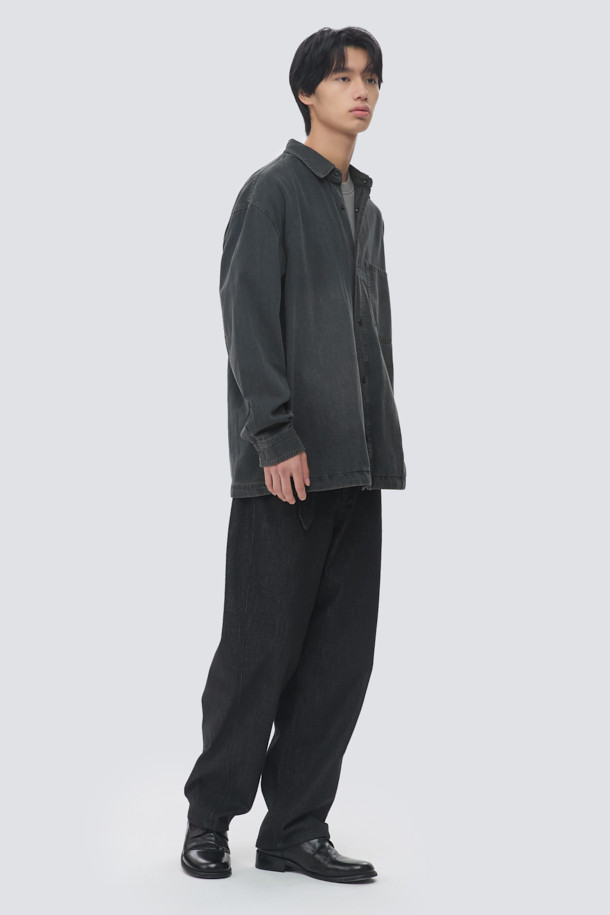 **그레이 워시드 데님 셔츠**는 캐주얼과 미니멀, 클래식 스타일을 아우르는 공용 데님 셔츠입니다. 8oz 데님 원단으로 제작되어 부드러운 촉감을 선사하며, 봄, 가을에 가볍게 걸치기 좋습니다. 오버핏에 칼라 디테일, 긴 소매 기장으로 편안한 착용감을 제공하며, 브라운 스티치 포인트가 돋보입니다. 동네 마실룩에 적합하며, 사이드 포켓과 앞판 포켓으로 실용성을 더했습니다.
