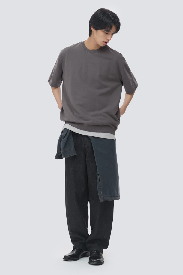 천연 염색 기법으로 은은한 멋을 더한 "천연다잉 스웻 반팔 티셔츠 (set-up)"입니다. 부드러운 면 소재의 루즈핏, 오버핏으로 편안한 착용감을 선사하며, 바이오 워싱 가공을 통해 자연스러운 질감을 살렸습니다. 라운드넥 디자인에 래글런 절개, 밑단 시보리, 로고 자수 디테일로 포인트를 주어 캐주얼, 미니멀, 클래식 스타일을 모두 소화할 수 있습니다. 동네 마실룩, 여행룩 등 다양한 TPO에 활용 가능하며, 셋업으로도 연출하여 스타일리시함을 더할 수 있습니다. 봄, 여름 시즌에 시원하게 즐길 수 있는 데일리 티셔츠입니다.
