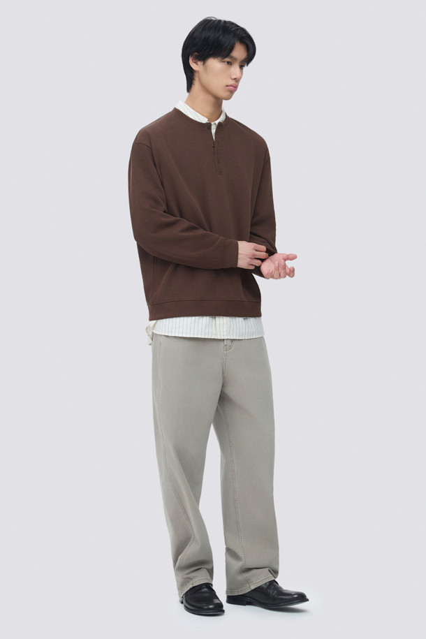 부드러운 촉감의 브라운 컬러 헨리넥 맨투맨입니다. 헨리넥 디자인과 버튼 여밈으로 포인트를 더했으며, 밑단 시보리로 안정적인 핏을 제공합니다. 간절기부터 초겨울까지 착용하기 좋으며, 은은한 광택감이 고급스러운 느낌을 줍니다. 오버핏으로 제작되어 편안함을 선사하며, 단독 착용은 물론 이너용으로도 활용 가능합니다. 캐주얼, 미니멀, 클래식 스타일을 즐겨 입는 분들께 겨울 데일리룩으로 추천합니다.
