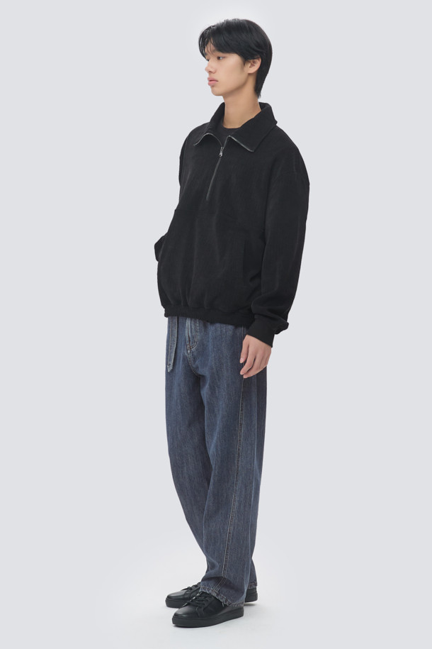 부드러운 코듀로이 소재의 오버핏 집업 맨투맨입니다. 하프넥 디자인과 드롭숄더, 밑단 E-밴드, 스트링 디테일로 캐주얼한 무드를 연출합니다. 가을, 겨울 시즌에 적합하며, 두꺼운 두께감으로 따뜻하게 착용할 수 있습니다. 블랙 컬러, 무지 패턴으로 미니멀하고 클래식한 스타일을 완성하며, 볼륨감 있는 실루엣으로 편안하면서도 스타일리시한 룩을 연출합니다. 일상, 집콕, 산책 등 다양한 TPO에 활용하기 좋습니다.
