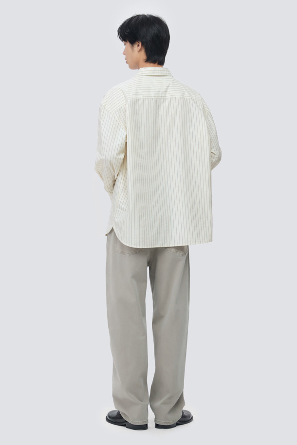 부드러운 코듀로이 소재로 제작된 남성용 집업 맨투맨입니다. 오버핏으로 트렌디한 스타일을 연출하며, 드롭숄더와 밑단 E-밴드로 편안한 착용감을 선사합니다. 하프넥 디자인과 두꺼운 두께감으로 가을, 겨울철 따뜻하게 입을 수 있습니다. 무지 디자인에 스트링 디테일을 더해 캐주얼하고 미니멀한 스타일을 완성하며, 데일리룩, 집콕룩, 산책룩 등 다양한 TPO에 활용하기 좋습니다. 화이트, 아이보리 두 가지 색상으로 만나보세요.
